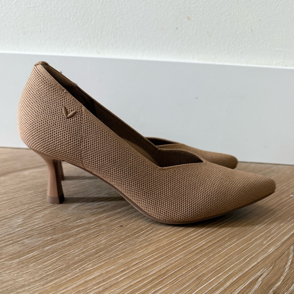 Vivaia Pointed-Toe Mid Heels size 36